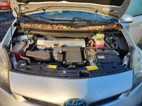 2013 TOYOTA PRIUS — Engine bay