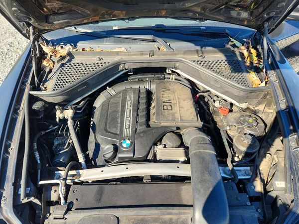 2014 BMW X6 xDrive35i — Engine bay