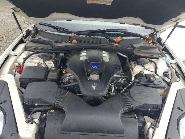 2014 MASERATI QUATTROPORTE Essence — Engine bay