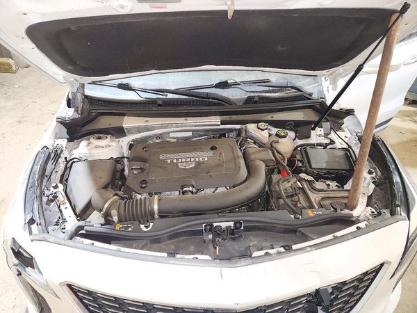 2020 CADILLAC XT4 — Engine bay