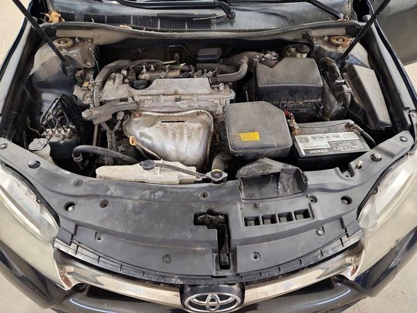 2015 TOYOTA CAMRY — Engine bay