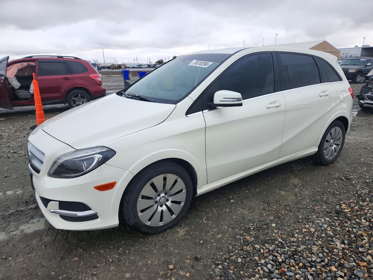 2014 MERCEDES-BENZ B — Front 3/4
