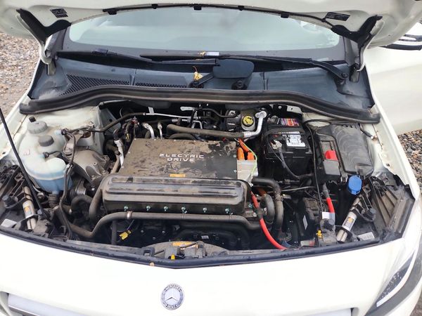 2014 MERCEDES-BENZ B — Engine bay