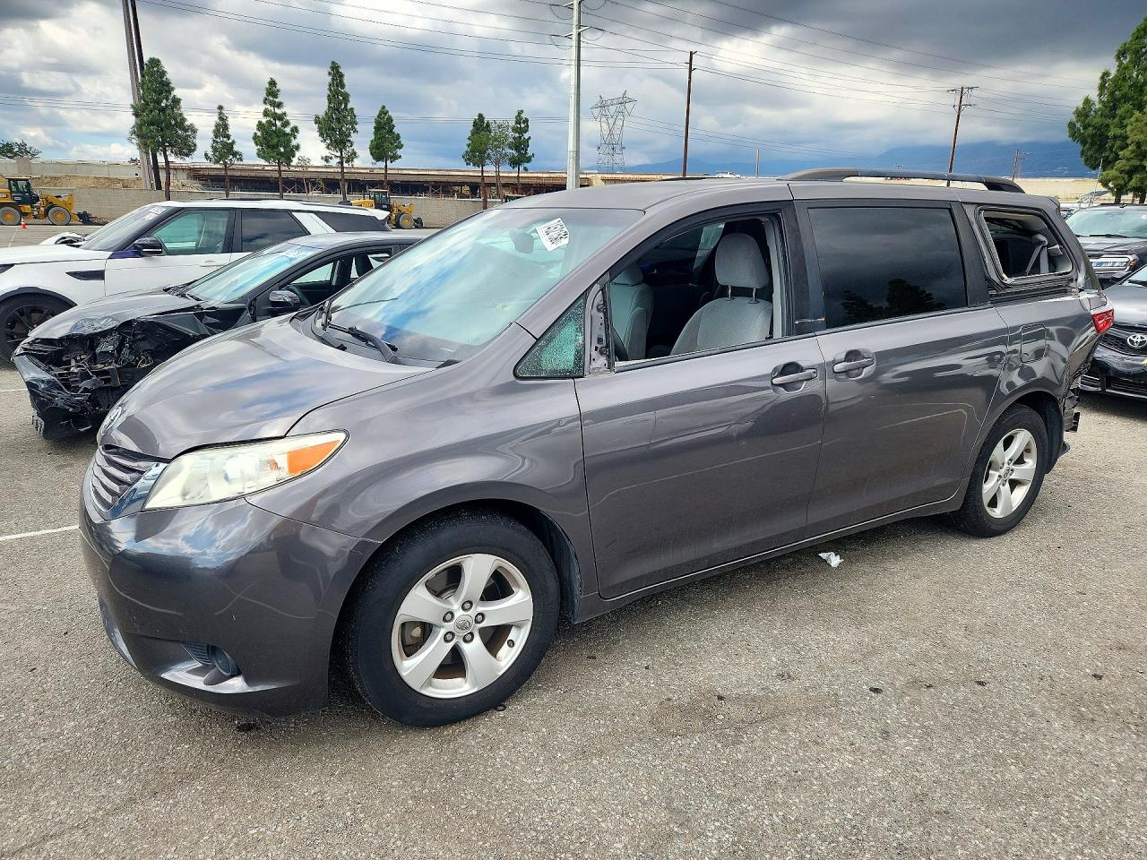 2017 TOYOTA SIENNA LE Mobility/LE — Front 3/4