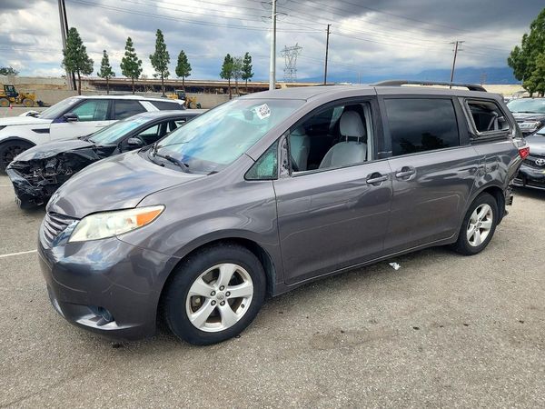 2017 TOYOTA SIENNA LE Mobility/LE — Front 3/4