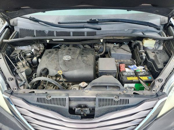 2017 TOYOTA SIENNA LE Mobility/LE — Engine bay