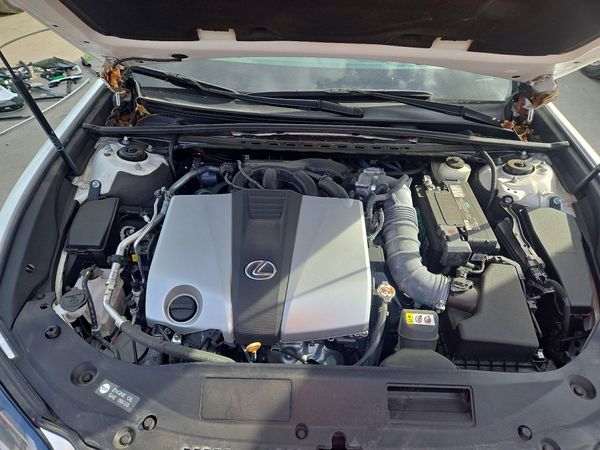 2020 LEXUS ES 350 Premium — Engine bay