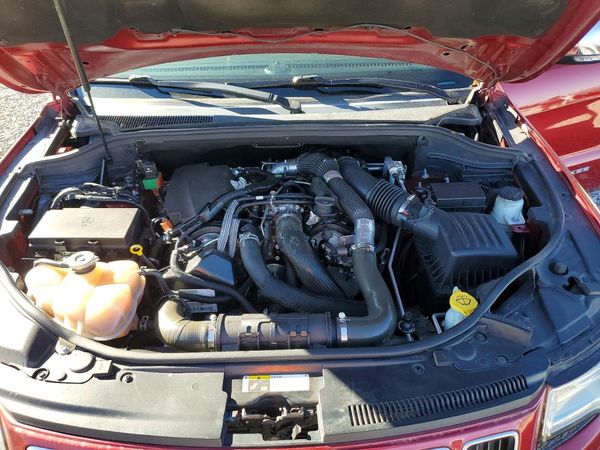2014 JEEP CHEROKEE Limited — Engine bay
