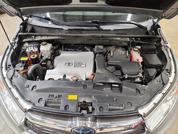 2015 TOYOTA HIGHLANDER Base/Hybrid — Engine bay