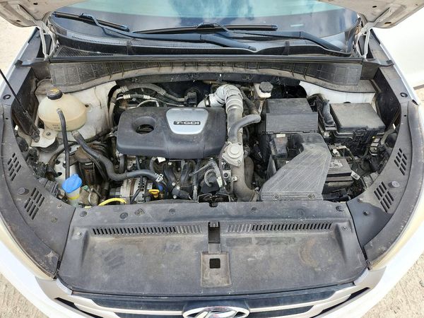 2017 HYUNDAI TUCSON — Engine bay