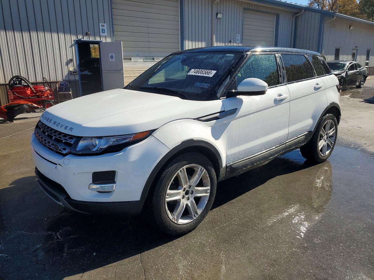 2014 LAND ROVER RANGEROVER Pure Plus — Front 3/4