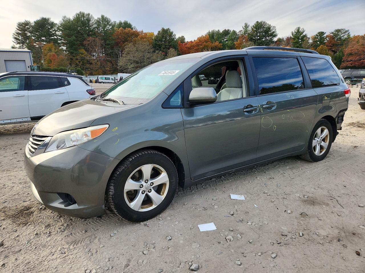 2013 TOYOTA SIENNA — Front 3/4