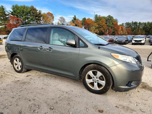 2013 TOYOTA SIENNA — Passenger 3/4