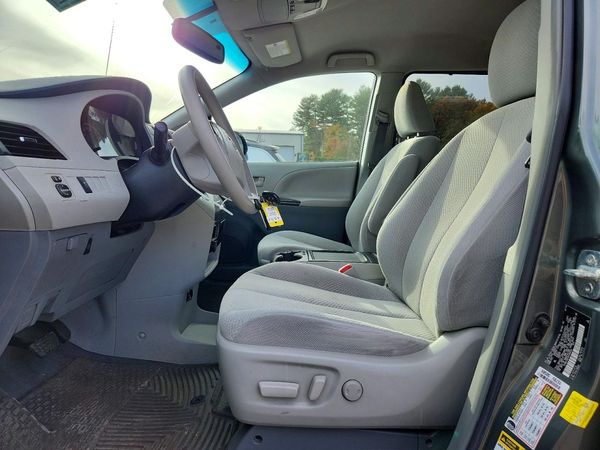 2013 TOYOTA SIENNA — DENT
