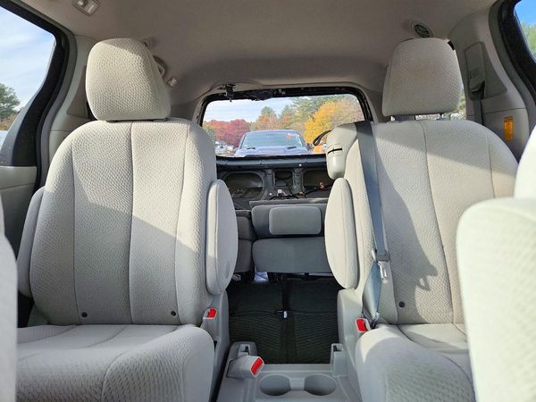 2013 TOYOTA SIENNA — SUVN