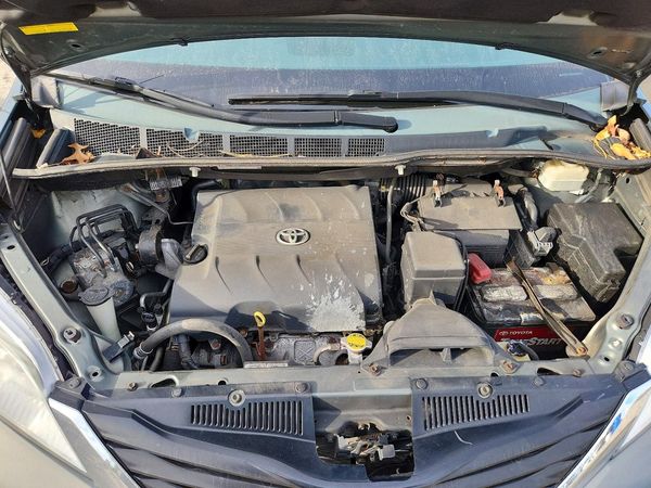 2013 TOYOTA SIENNA — Engine bay