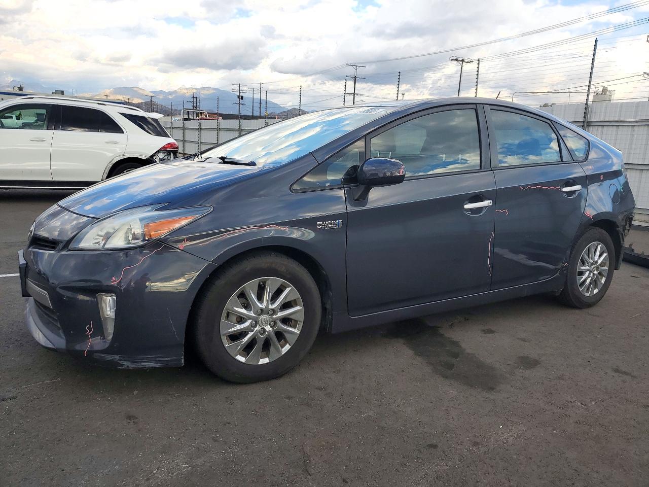 2014 TOYOTA PRIUS — Front 3/4