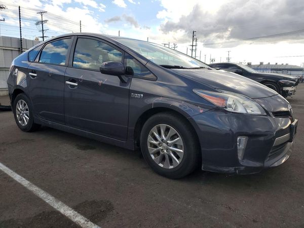 2014 TOYOTA PRIUS — Passenger 3/4