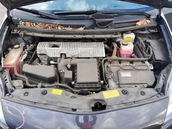 2014 TOYOTA PRIUS — Engine bay