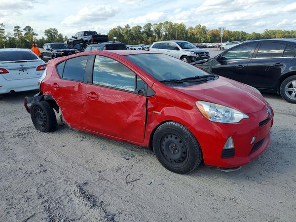 2014 TOYOTA PRIUS — Passenger 3/4