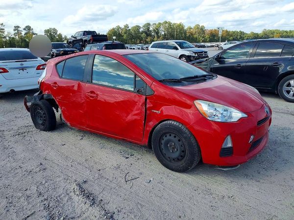 2014 TOYOTA PRIUS — Passenger 3/4