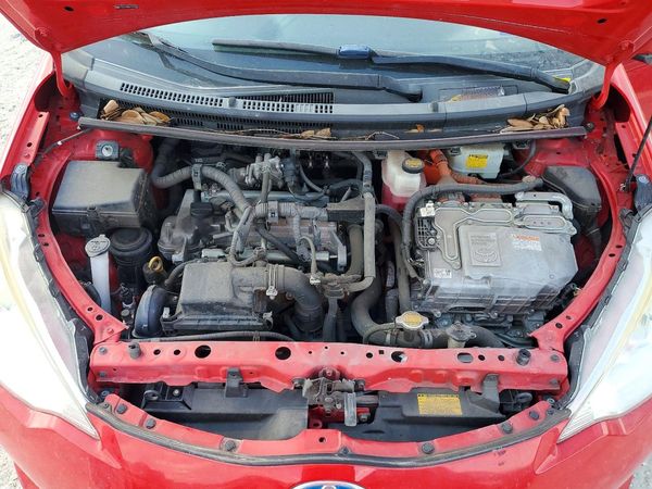 2014 TOYOTA PRIUS — Engine bay