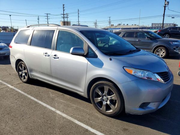 2012 TOYOTA SIENNA — Passenger 3/4