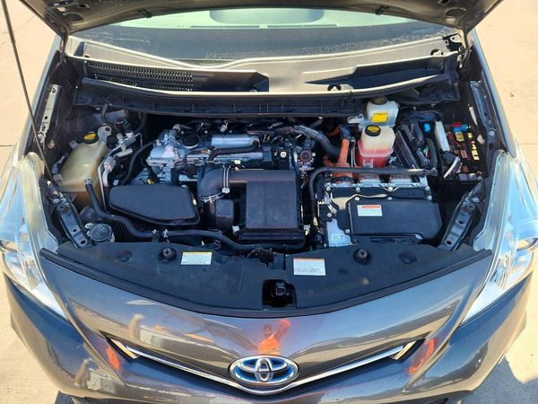 2013 TOYOTA PRIUS — Engine bay