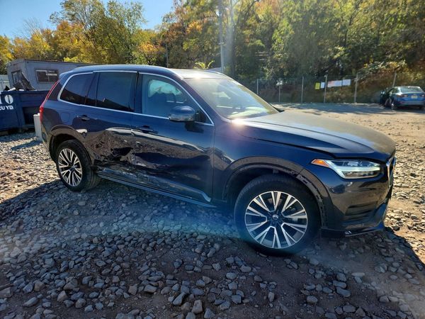 2020 VOLVO XC90 Momentum — Passenger 3/4