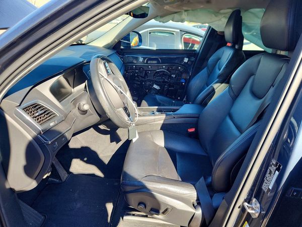 2020 VOLVO XC90 Momentum — DENT