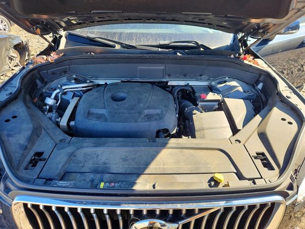 2020 VOLVO XC90 Momentum — Engine bay