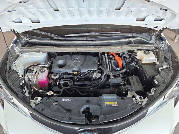 2025 TOYOTA SIENNA Platinum — Engine bay