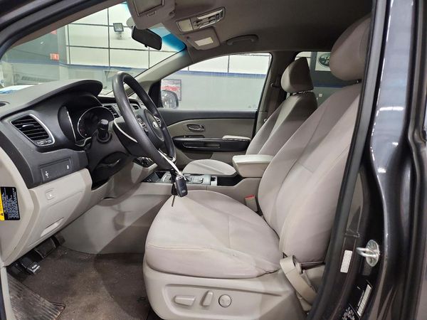 2017 KIA SEDONA LX — DENT