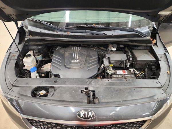 2017 KIA SEDONA LX — Engine bay