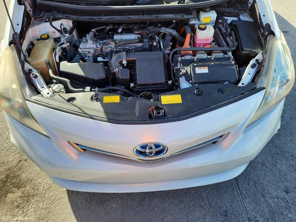 2013 TOYOTA PRIUS — Engine bay