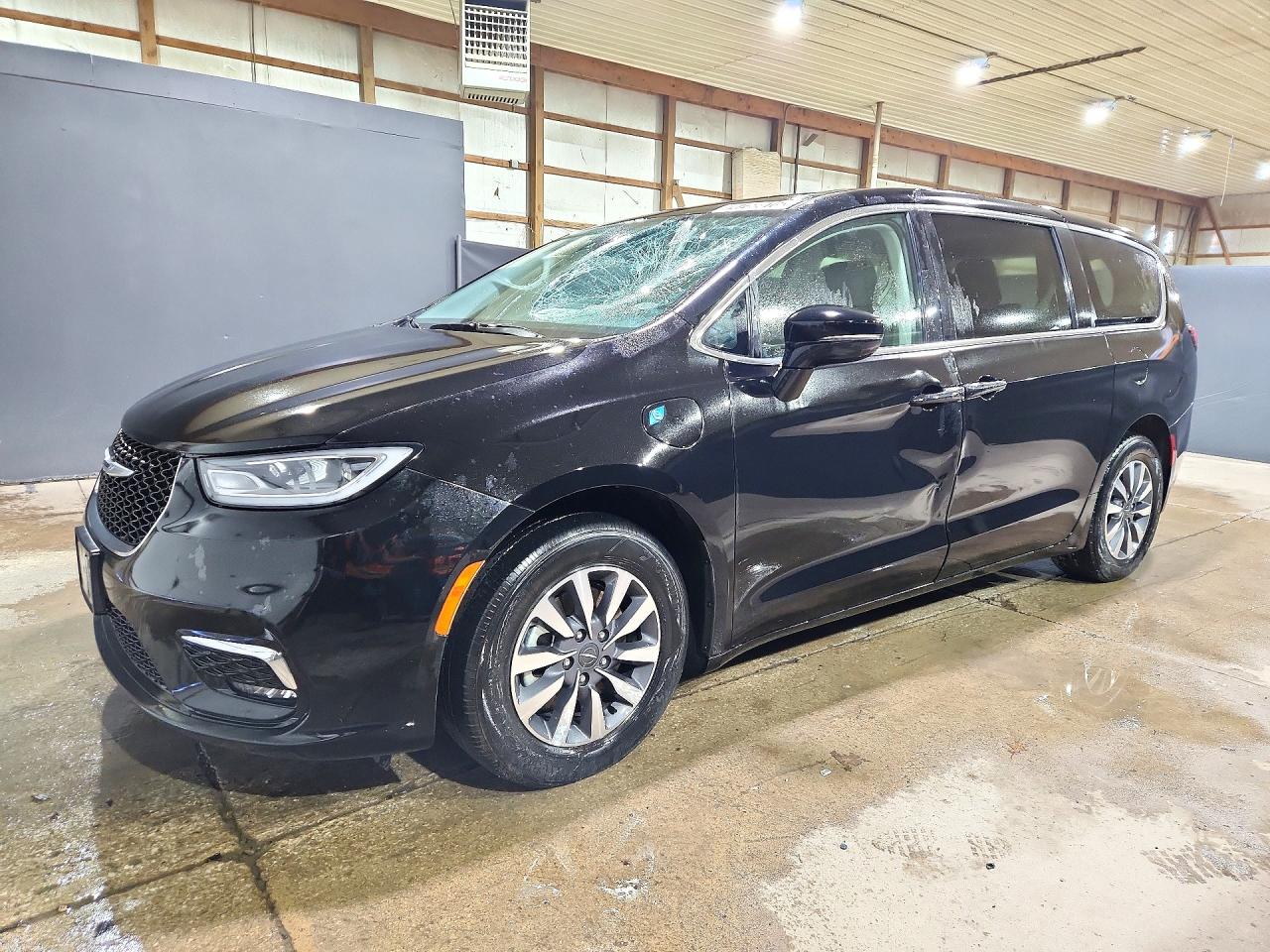 2024 CHRYSLER PACIFICA Select — Front 3/4