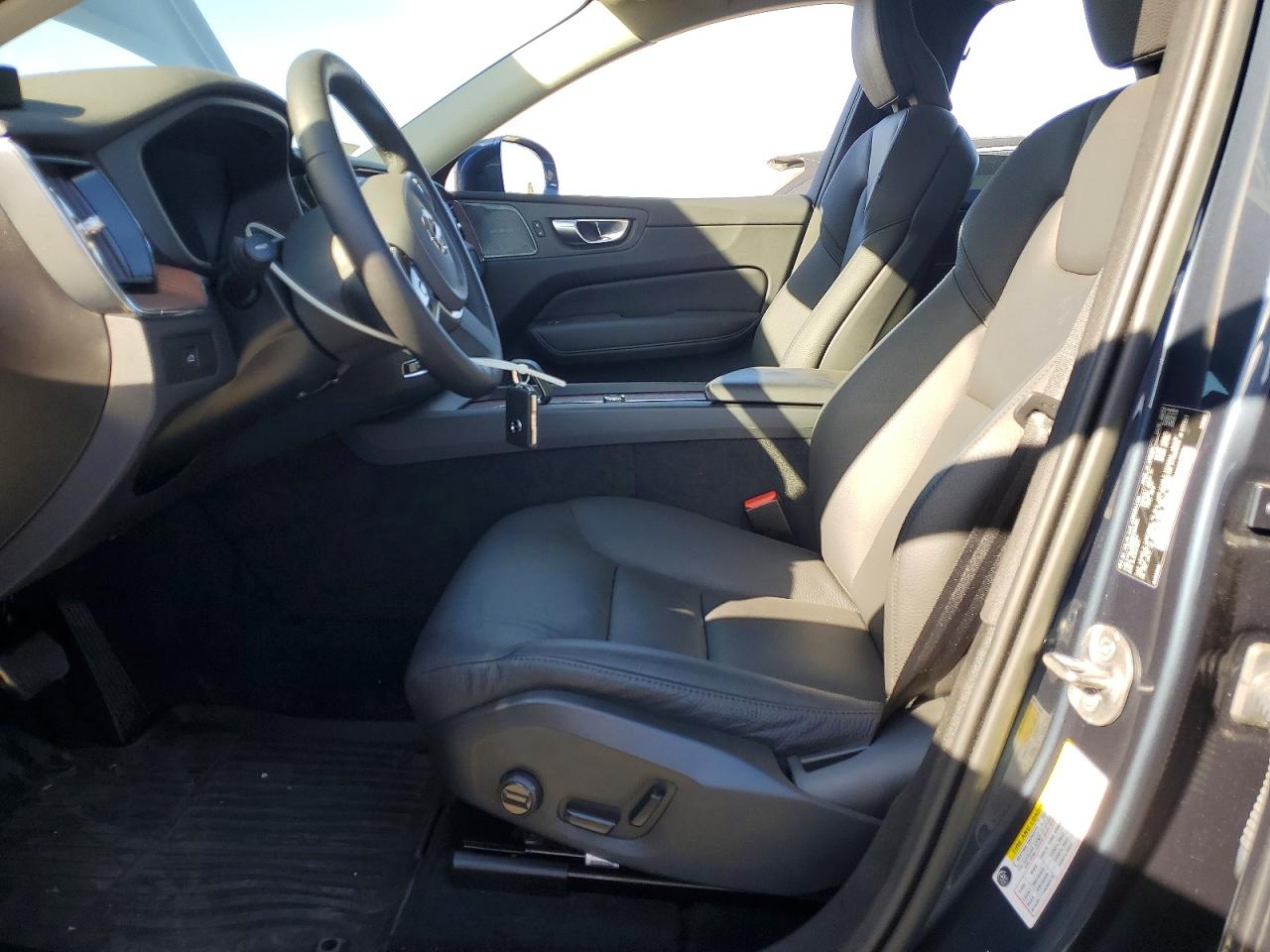 2023 VOLVO XC60 Plus Bright