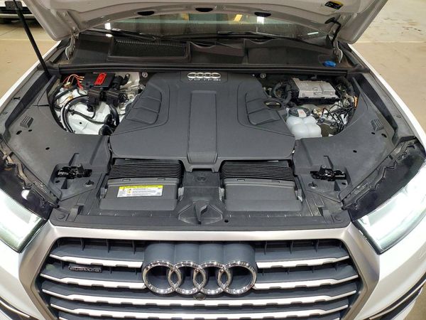 2019 AUDI Q7 — Engine bay