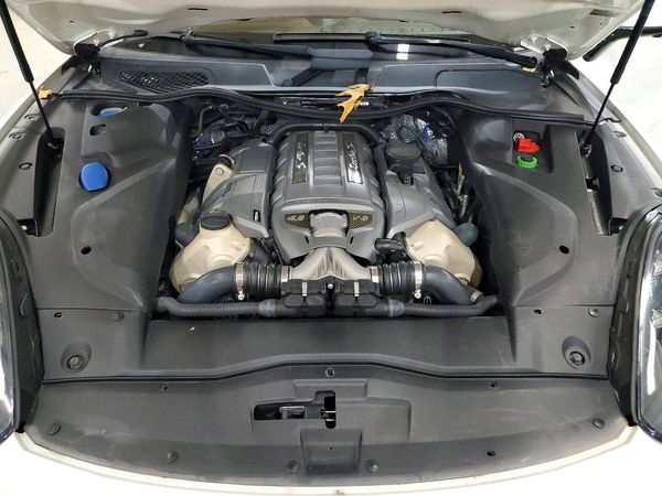 2017 PORSCHE CAYENNE Base, S — Engine bay