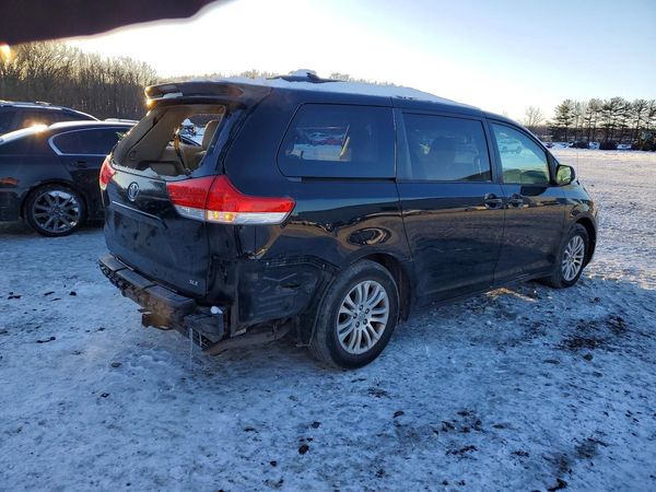 2014 TOYOTA SIENNA