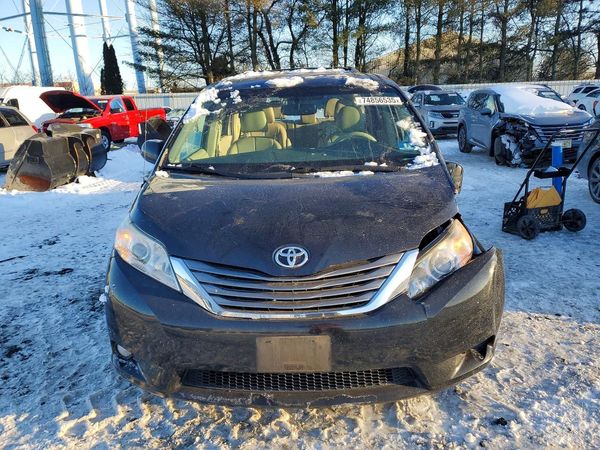 2014 TOYOTA SIENNA