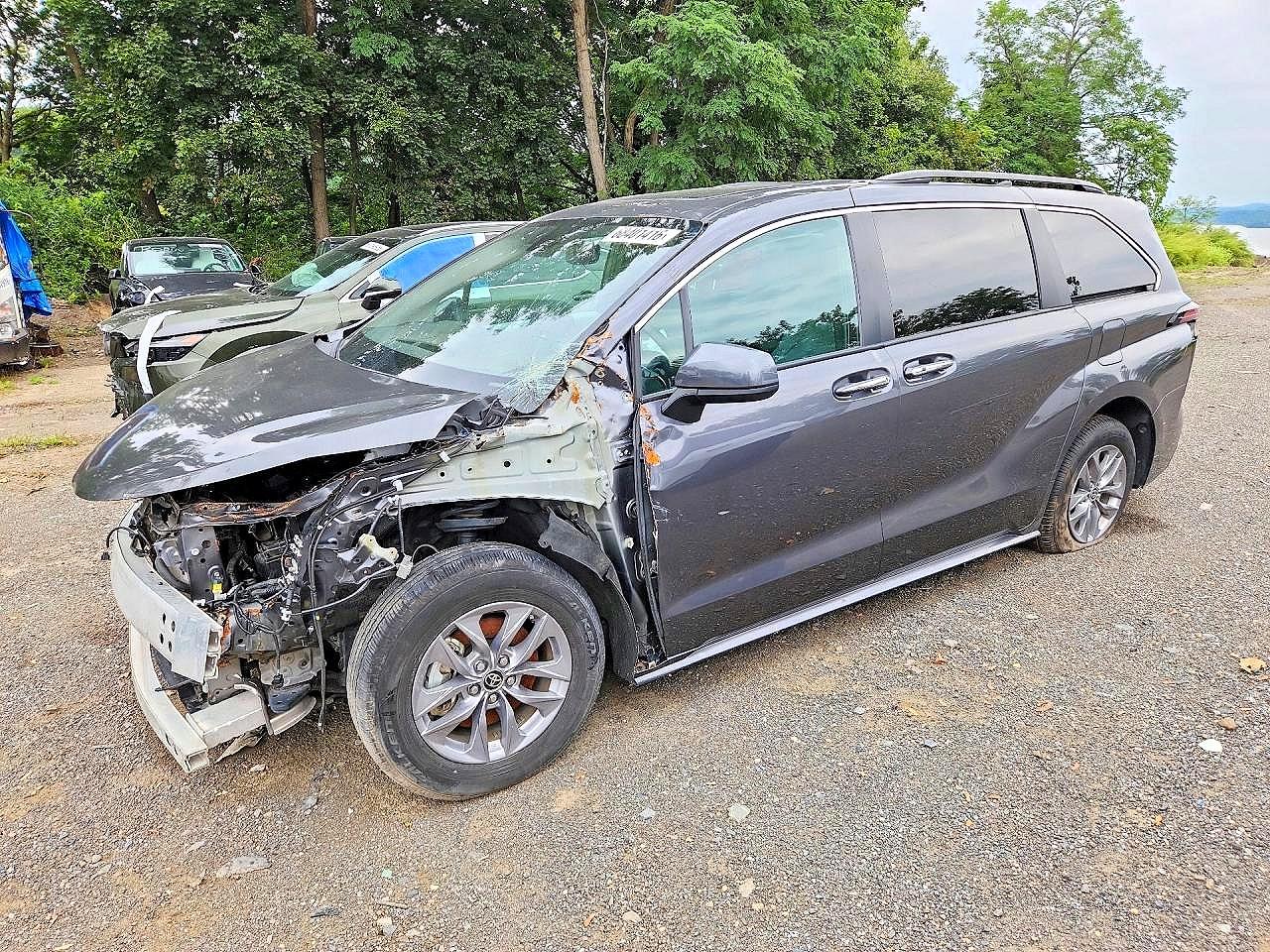 2025 TOYOTA SIENNA XLE — Front 3/4