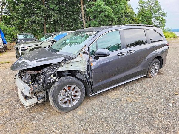 2025 TOYOTA SIENNA XLE — Front 3/4