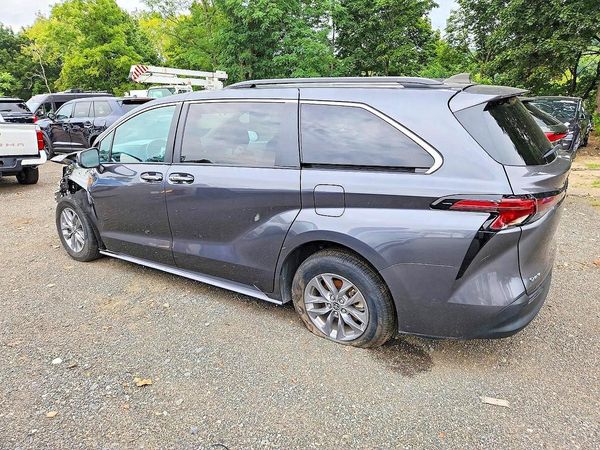 2025 TOYOTA SIENNA XLE — DSRA