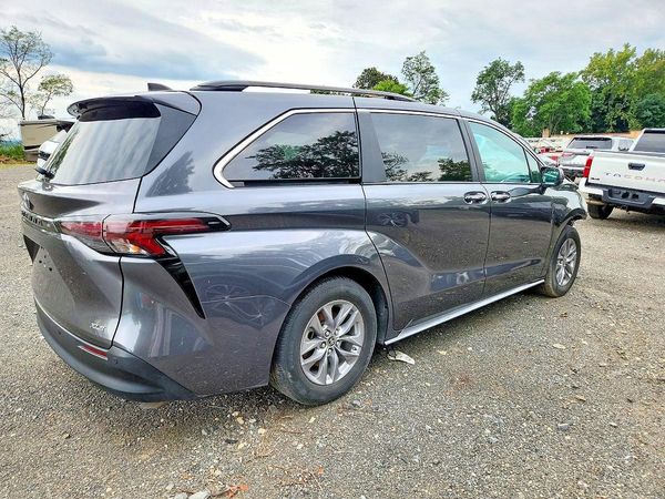 2025 TOYOTA SIENNA XLE — PSRA