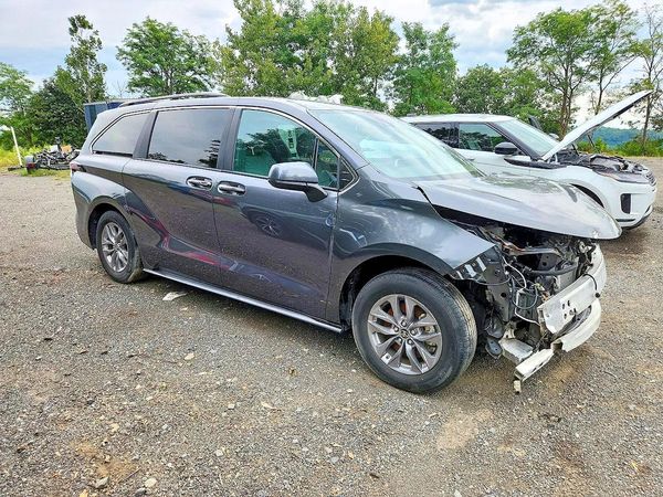 2025 TOYOTA SIENNA XLE — Passenger 3/4