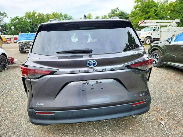 2025 TOYOTA SIENNA XLE — DIRR