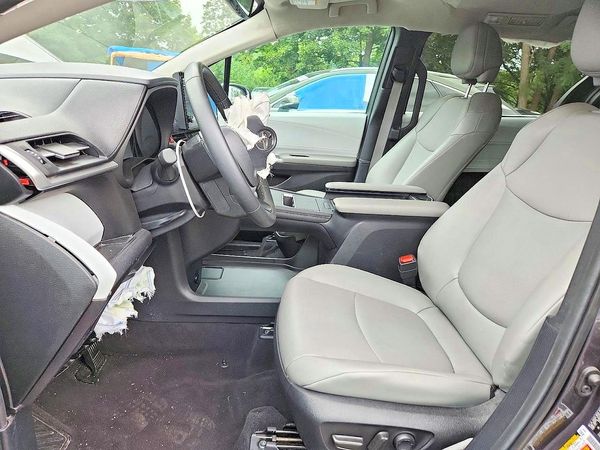 2025 TOYOTA SIENNA XLE — DENT