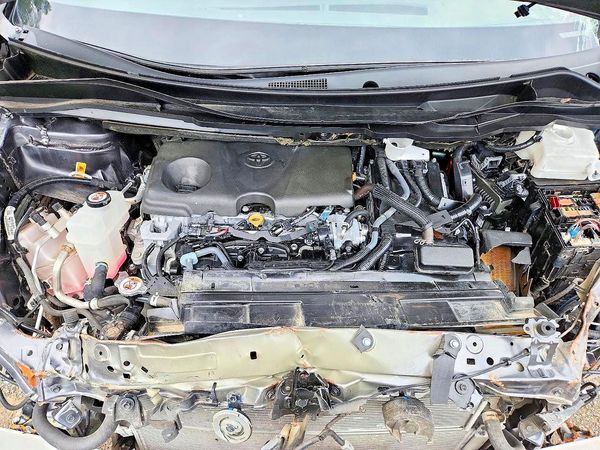 2025 TOYOTA SIENNA XLE — Engine bay