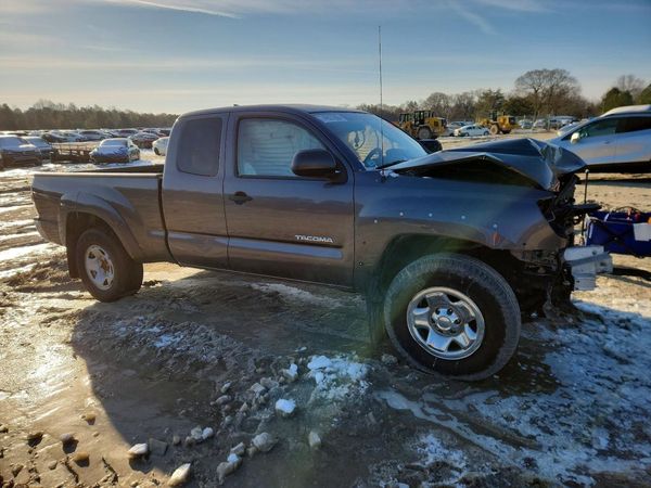 2015 TOYOTA TACOMA Delux Grade